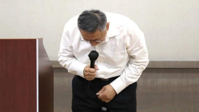 面对政治献金争议,柯文哲8月29日召开记者会,向支持者鞠躬道歉