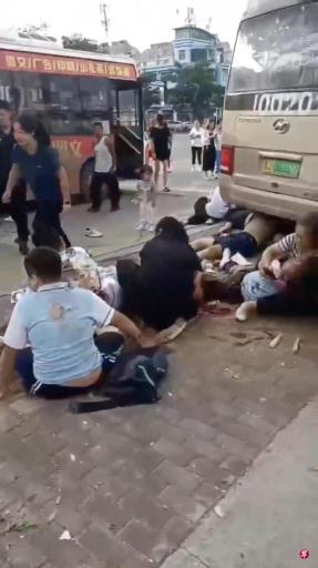 山东东平一公交车冲撞家长学生 致11人身亡