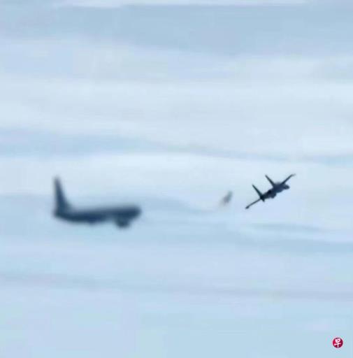 中国官媒公布解放军空军用红外弹驱离外机画面