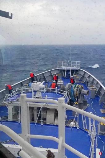 菲律宾船只撤离中菲争议海域后 将再派船接替