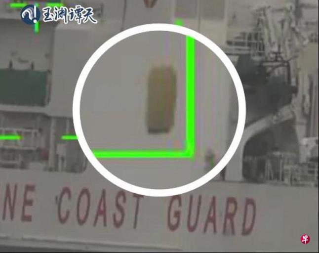 中国官媒发布菲船撤离图片 船上大洞被打“补丁”