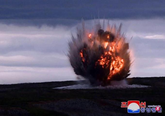 朝鲜试射搭载超大型弹头新型战术弹道导弹