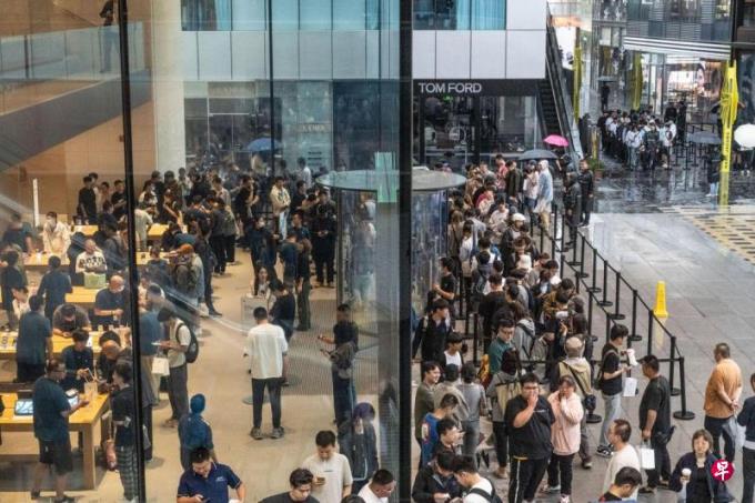 华为苹果同天发售新品:三折叠手机秒空 “果粉”雨中排长龙