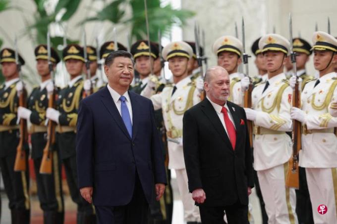 马来西亚展现榴梿外交 赠猫山王黑刺榴梿给中国