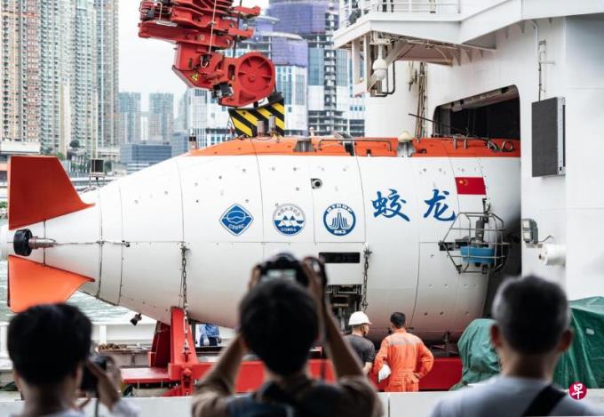 中国深海载人潜水器“蛟龙号”首次访港