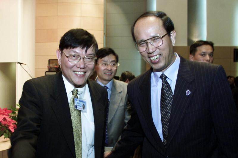 中芯国际总裁兼首席执行官张汝京(左)与上海市副市长周禹鹏,摄于2001年。