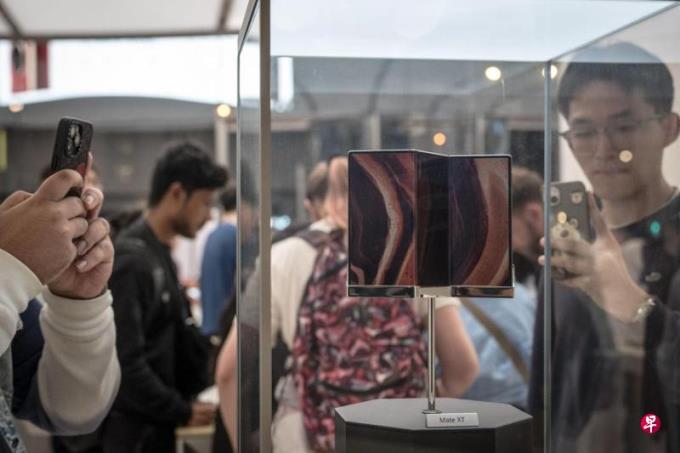 华为首款三折叠手机Mate XT黄牛价暴跌