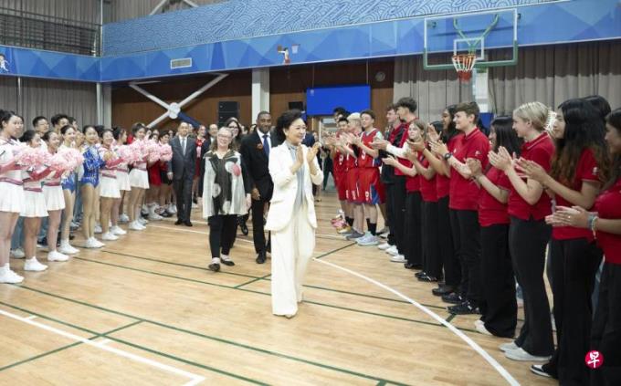 彭丽媛希望青少年联谊活动能为中美关系注入正能量