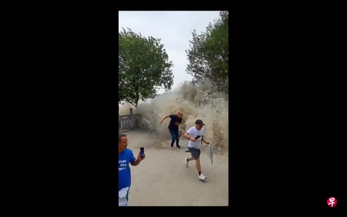 杭州钱塘江大潮拍上岸 游客差点被卷走