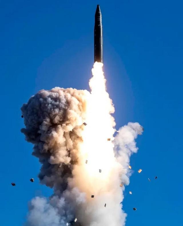 中国军方公布的周三洲际弹道导弹发射的照片