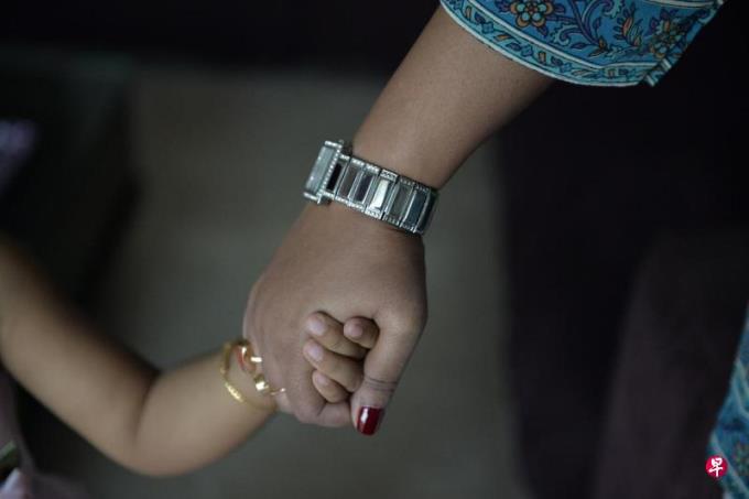 伍国:跨国孤儿收养知易行难