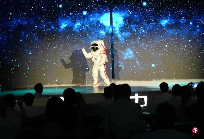 中国登月服首次亮相 启动征名活动