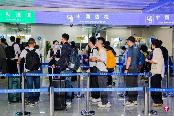 中国十一长假境内外机票价格降两成 更多民众赴较远旅游目的地