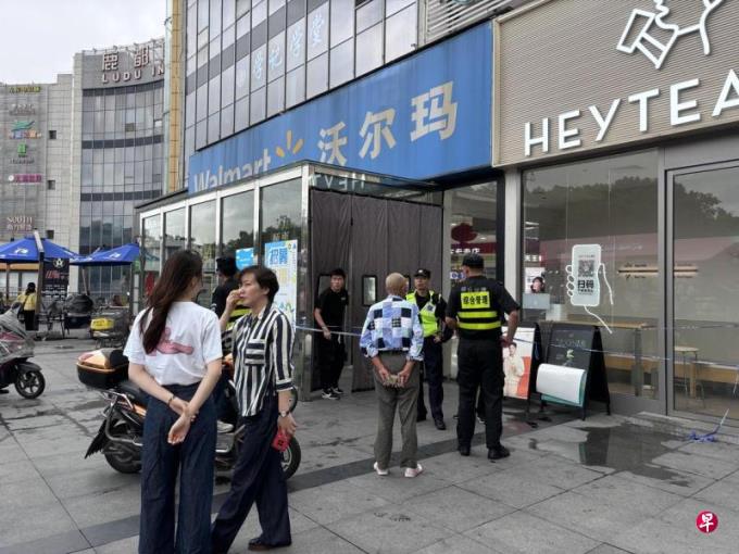 上海超市持刀行凶命案 公安和保安人员驻守商场入口