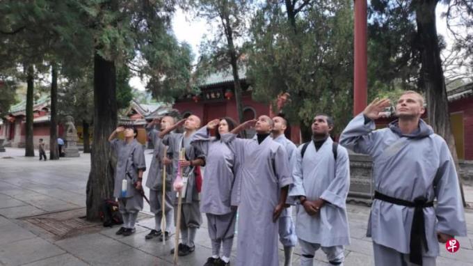 河南少林寺举行升旗仪式 外籍弟子参加并敬礼