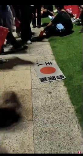 传广西南宁出现“踩日本国旗送五星旗”活动