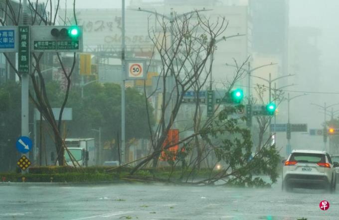 超强台风山陀儿登陆台湾 高雄出现狂风暴雨