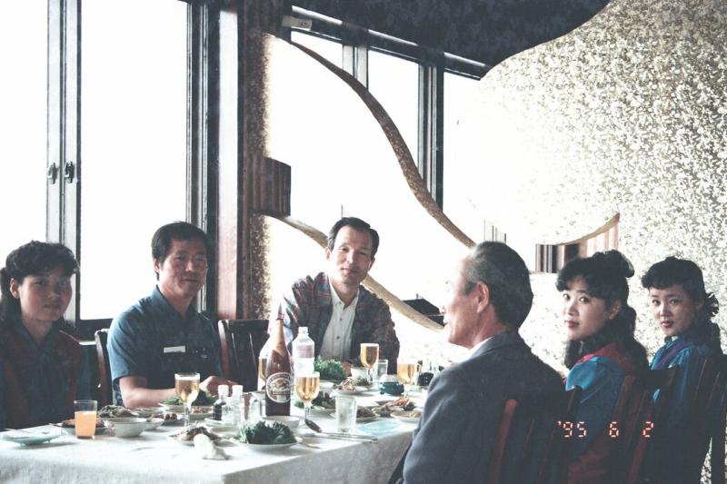 1995年,伪装成商人的朴采书(中)在平壤。