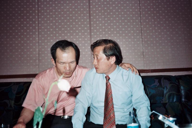 朴采书与朝鲜劳动党贸易官员李哲在一起,李哲是朴在潮在朝鲜的主要联系人。