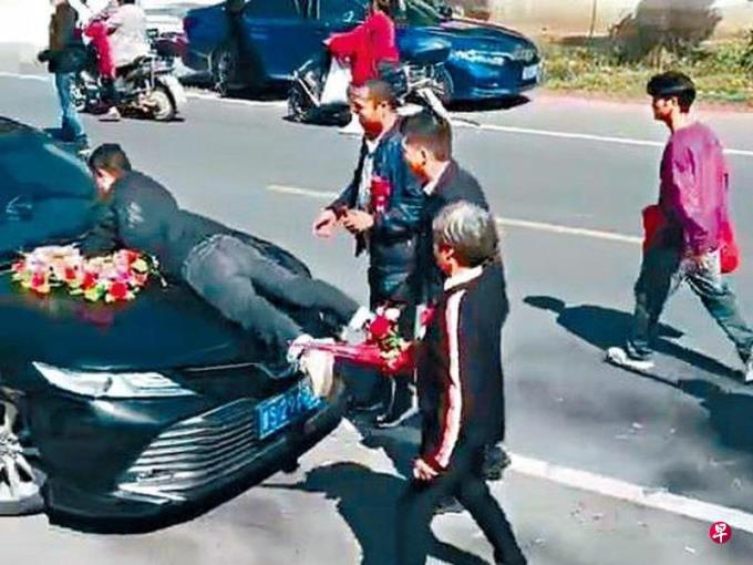 新娘兄长人肉挡车 河南男子接亲被加要18万元人民币彩礼