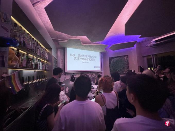 饮酒听讲座 中国多地兴起学术酒吧