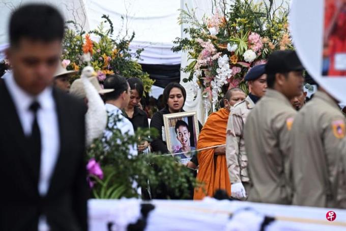 泰国巴士起火酿23师生死 数千人悲痛送殡