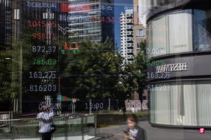 中国A股再现大跌 创业板指跌出史上最大跌幅