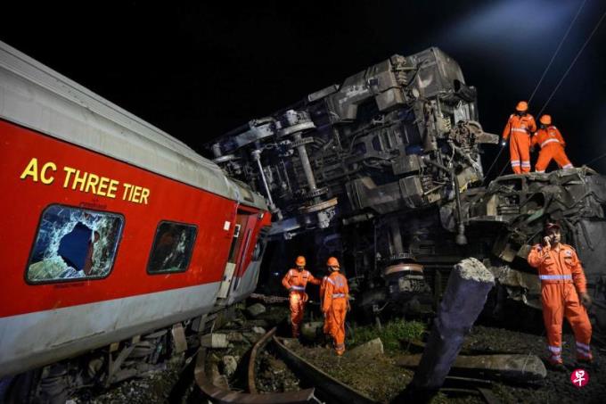 印度火车撞货运列车 12节车厢脱轨19人伤