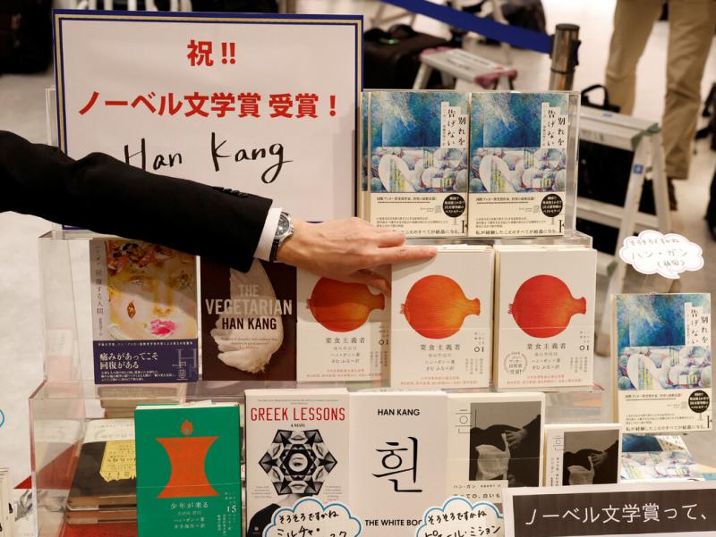 韩江的英文译者之一佩吉·阿尼亚·莫里斯说,她的作品 “激励了一代韩国作家更加真实、更加大胆”。