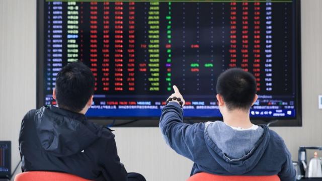 股市大幅震荡让一些新股民受到冲击。