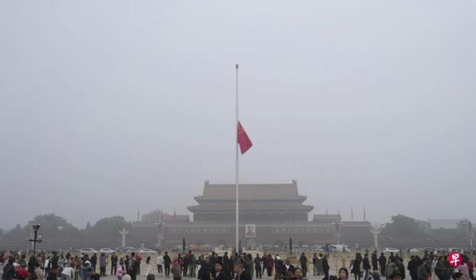 北京天安门等地下半旗悼念吴邦国