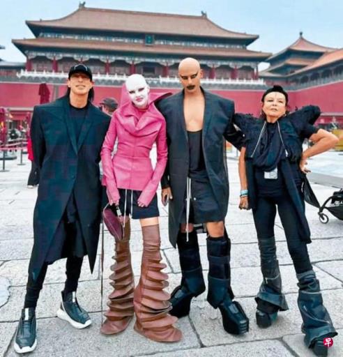 着异服游故宫 美国名设计师欧文斯被劝离