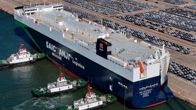 山东省烟台港,准备出口的车辆正在等待装船。