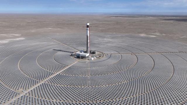 2024 年 7 月 16 日,中国甘肃省酒泉市的光热电站施工现场鸟瞰图。该电站有一个内热塔和 25,594 多面定日镜,占地面积 30 平方米。建成后年发电量可达 13.7 亿千瓦时。