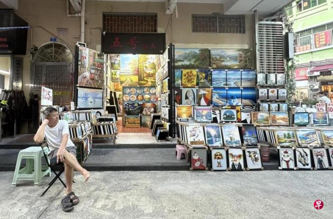 【视频】中国“油画第一村”画作滞销逆境求存