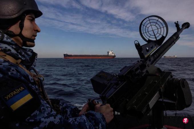 英国指俄军攻击黑海商船 威胁全球粮食安全