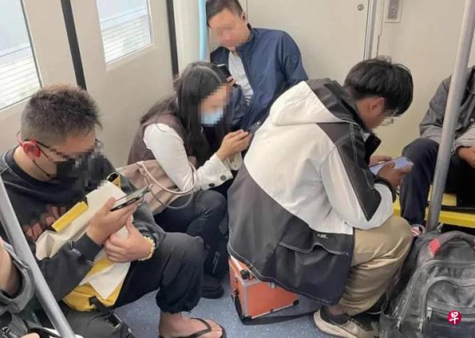 下午察:大城市地铁上的“板凳族”