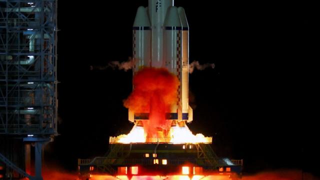 中国载人飞船发射升空执行太空站任务