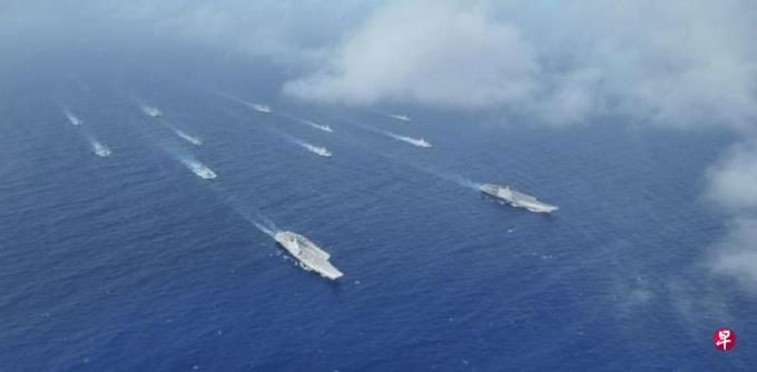 辽宁舰山东舰编队南中国海海域首次开展双航母编队演练
