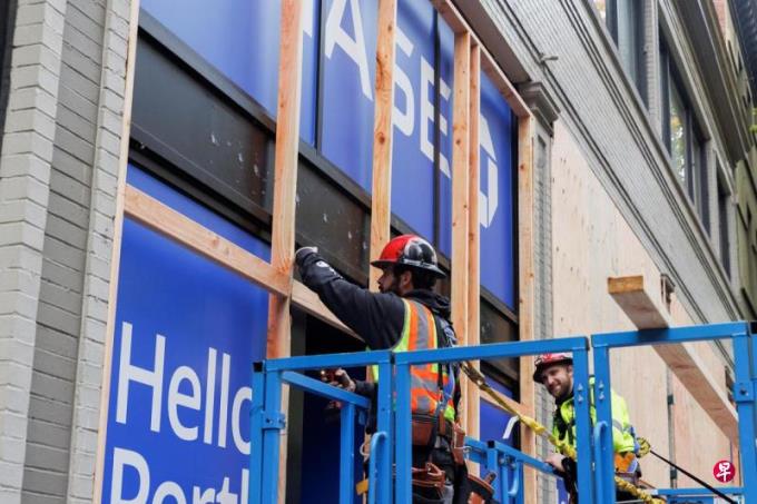 忧选举日爆冲突
美国商家加固门窗 国民警卫待命