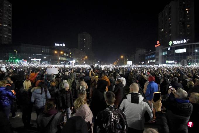 塞尔维亚火车站坍塌 中国承包商工程质量遭质疑