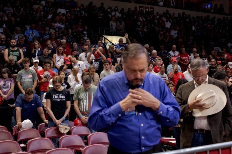 在整个竞选活动期间,特朗普的支持者们会在许多集会开始前做祷告。