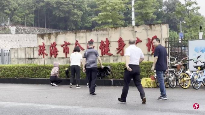 珠海民众到珠海体育中心献花