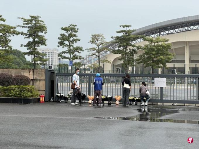 珠海市民献花悼念冲撞事件亡者 销售员:嫌犯案发前一天才提车