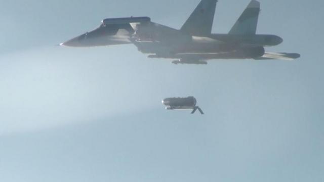 俄罗斯战斗机发射“FAB-3000”3000公斤滑翔炸弹(资料照片),这是一种自由落体高爆通用航空炸弹。