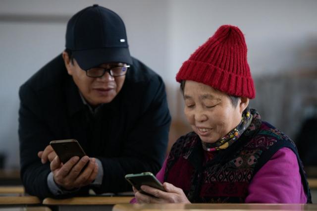 长者在玩手机