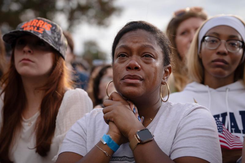 上周在华盛顿观看副总统哈里斯发表败选演说的人群。