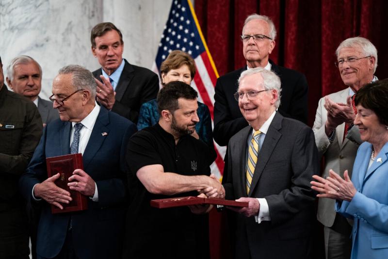 7月,乌克兰总统泽连斯基向参议院领导层颁发奖牌。瓦尔兹和卢比奥都放弃了最初对乌克兰的大力支持。