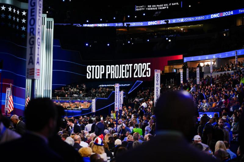 8月在芝加哥举行的民主党全国代表大会上,一个写着“停止2025计划”的标语。