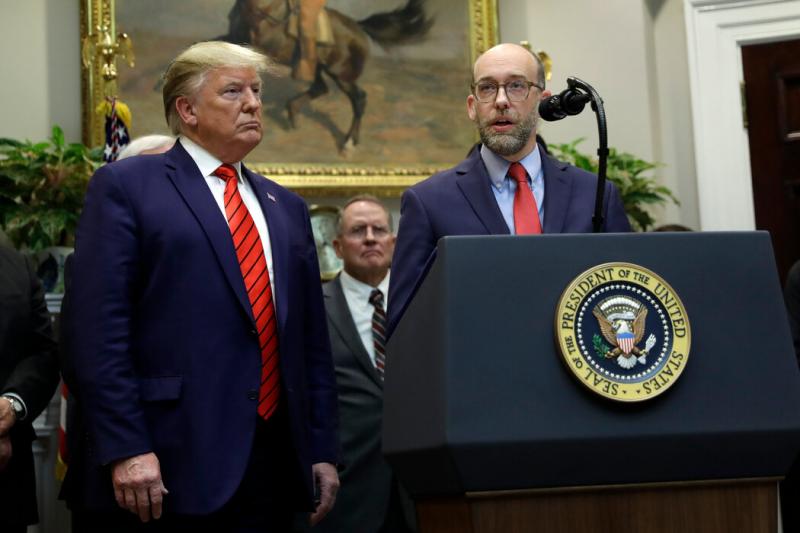 2019年,前总统特朗普和拉塞尔·沃特。沃特领导了“2025计划”中一个与行政命令有关的部分。